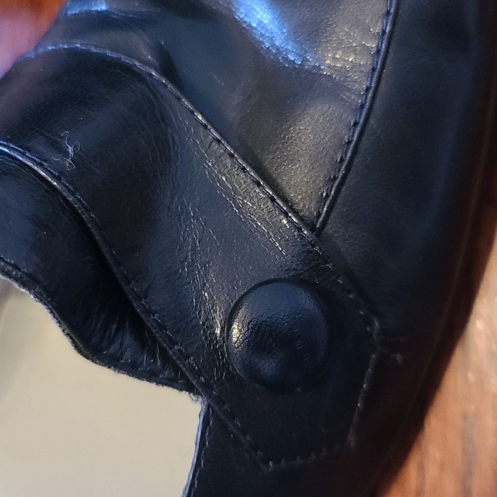 Button detail Bandolino dress heels. - Picture 3 of 6